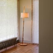 Lámpara LINOOD de pie estilo nórdico inclinada roble y lino