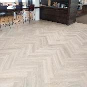 Muestra Vinilo Espiga Herringbone de Floover